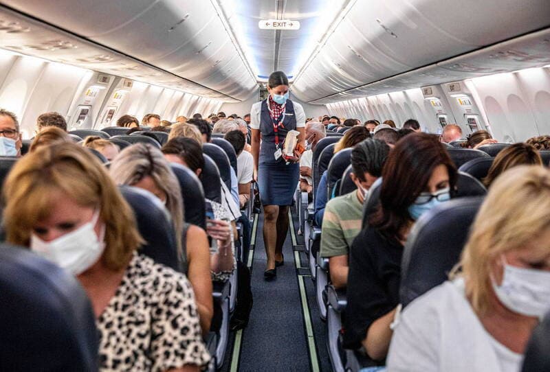飛機起降為何要調暗客艙燈光?桃機解答:不是讓乘客補眠(新聞配圖)