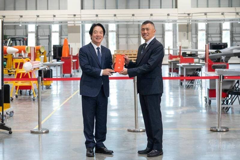 中科院民雄棚廠紅色無人機排排站！賴總統視察揭開天成靶機神祕面紗（新聞配圖）