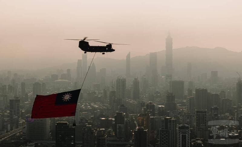 軍武圖輯》國慶半兵力預演 CH-47SD吊掛巨幅國旗飛越台北市(新聞配圖)