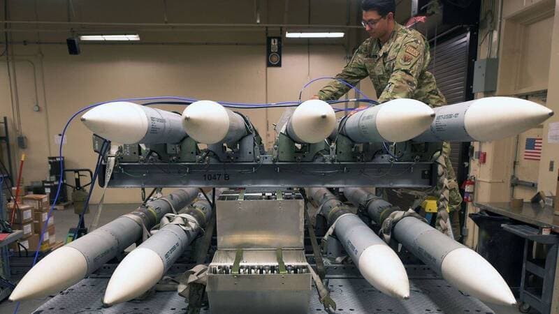 F-16V掛載最強AIM-120C-8飛彈 能否全面壓制共軍「霹靂-15」威脅?(新聞配圖)
