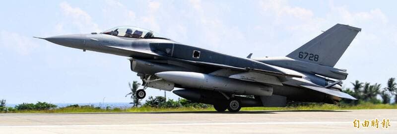 首批2架F-16V blk70降落台東志航基地 台美共同點交(新聞配圖)