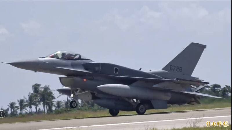 首批2架F-16V BLK 70戰機抵台 今午降落台東志航基地(新聞配圖)