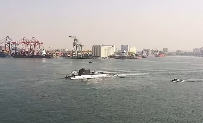 海軍台船不「掩」了！潛艦海鯤號出海測試 高雄港鏡頭君全都錄（新聞配圖）