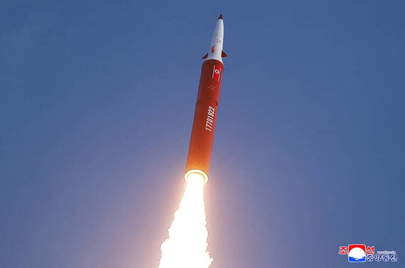 北韓極音速飛彈也用AI? 金正恩胞妹嗆「能低空變軌」躲攔截(新聞配圖)