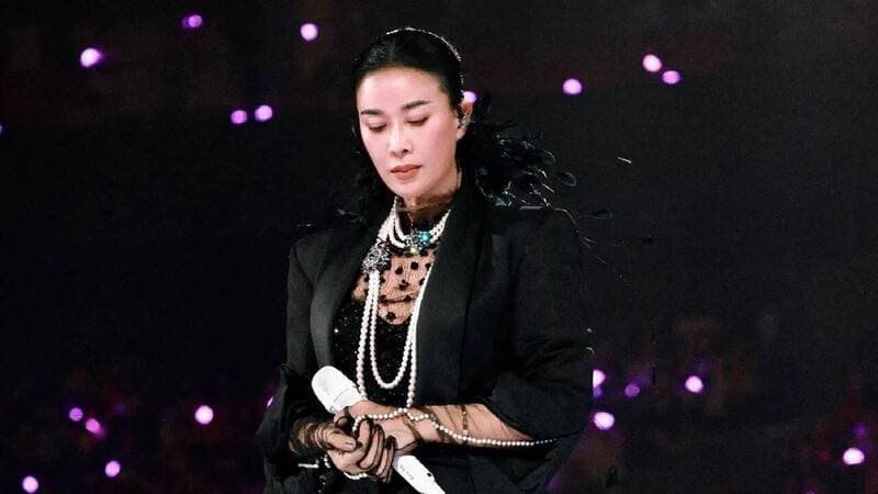 那英悼劉歡悲唱《彎彎的月亮》竟爆違規爭議 官方裁定出爐(新聞配圖)
