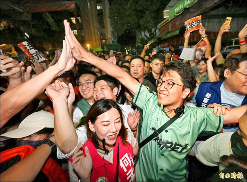 沈伯洋再掃內湖737夜市  盛世美顏主播目睹滿滿洋流（新聞配圖）