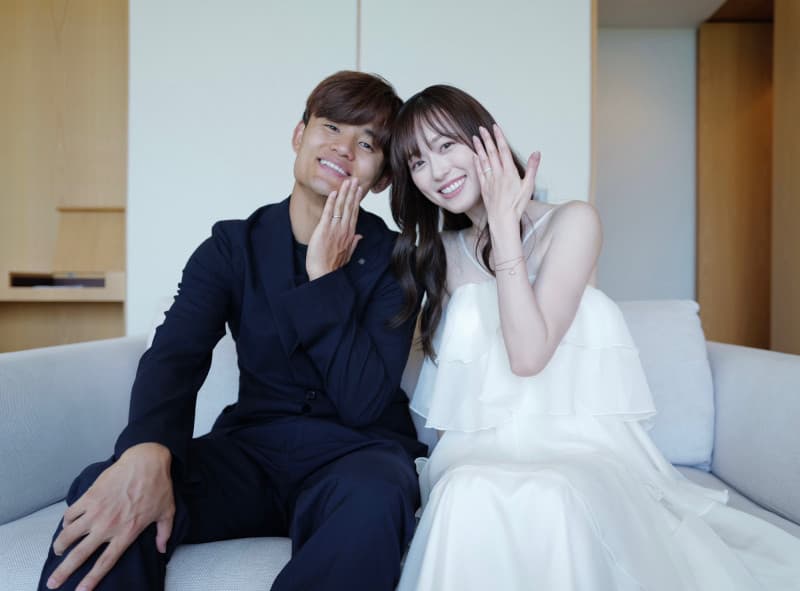 「日本梅西」宣布結婚！足球國腳娶大3歲福原遙 甜曬婚戒高調放閃（新聞配圖）