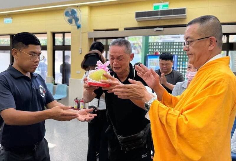 71歲鄭平君哭斷腸 淚送小8歲胞弟走完人生最後一哩路(新聞配圖)