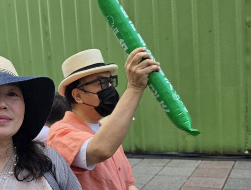 蔡康永驚喜現身沈伯洋競總 「搖滾區」揮應援棒本人回應(新聞配圖)