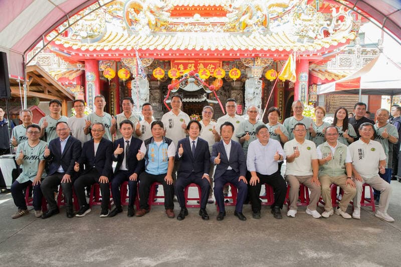 賴清德至嘉縣民雄保安宮贈匾 祈求蔡易餘陳琮貽當選（新聞配圖）