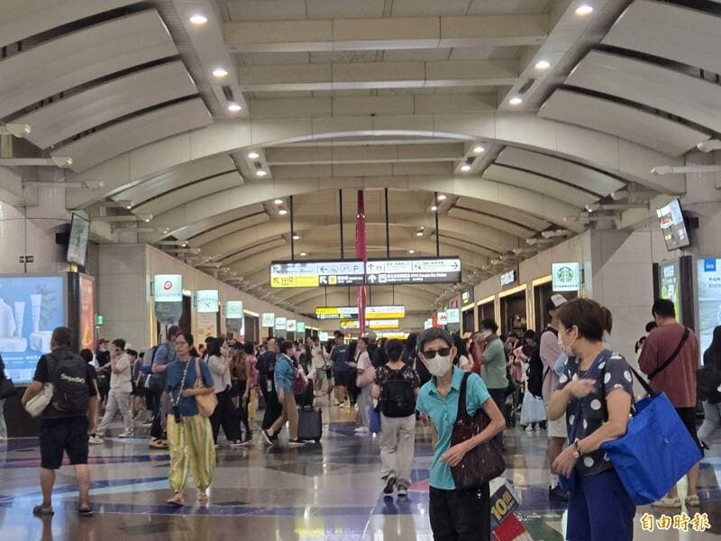 中秋節連假最後一天 板橋車站湧現收假人潮(新聞配圖)