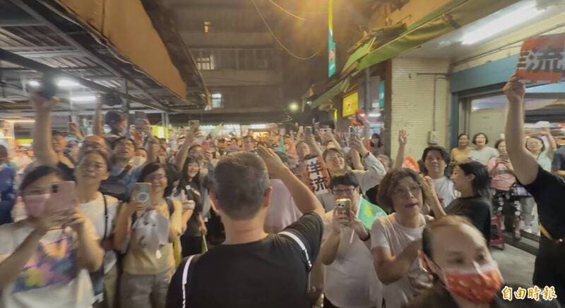 洋流萬頭攢動塞爆內湖夜市 攜家帶眷盼子拿沈伯洋市長獎狀（新聞配圖）