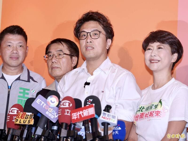 沈伯洋台南後援會成立 黃偉哲送好運氣組合、陳亭妃贈少糖美食（新聞配圖）