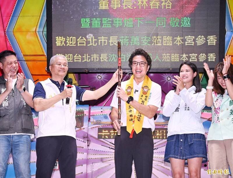 沈伯洋獲贈「平安」甘蔗 網笑翻：用來平定蔣萬安（新聞配圖）