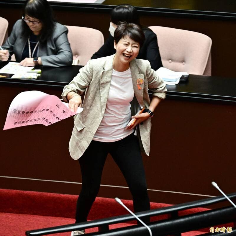 漏網鏡頭》陳亭妃立院「妃」奔搶頭香（新聞配圖）