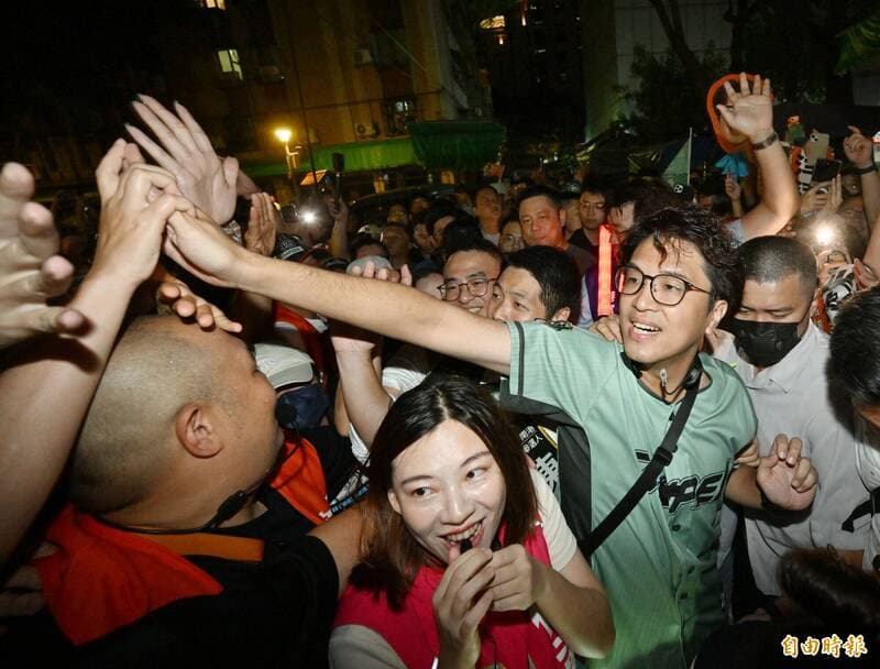 沈伯洋夜市掃街變吃貨！大啖烤玉米捨不得放 這舉動笑翻全場（新聞配圖）