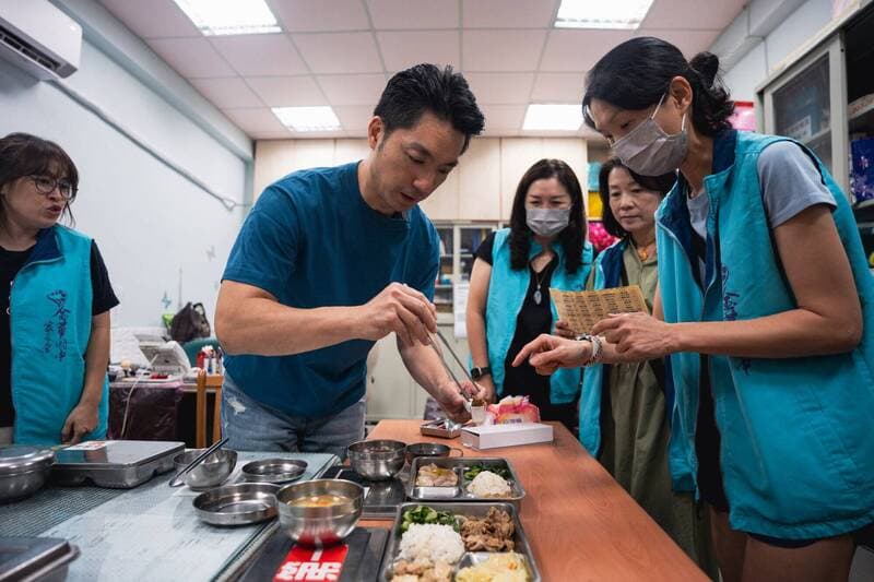 蔣萬安赴金華國中「測午餐鹹度」 徐閉酸:怎不自備銀針(新聞配圖)