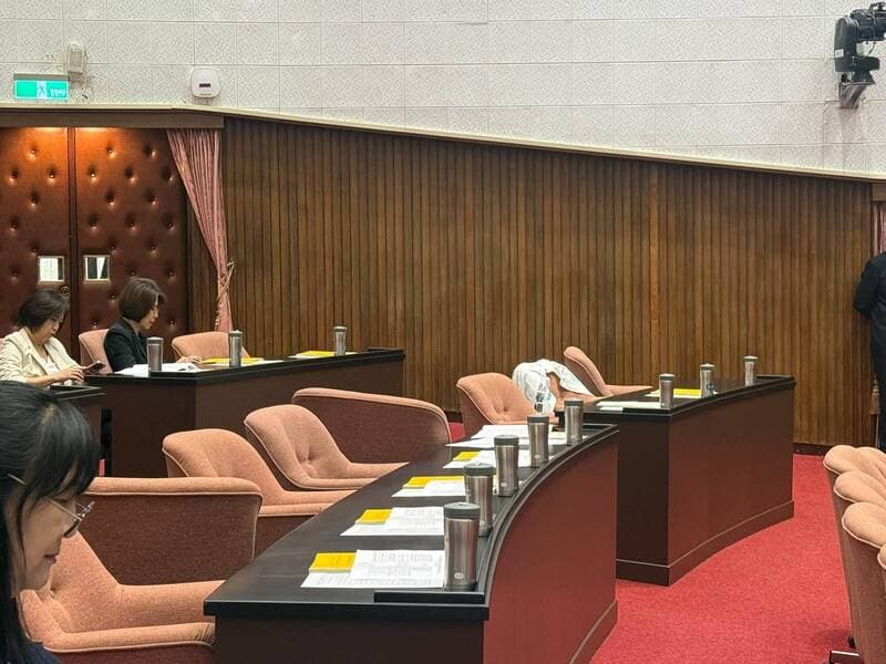 立院開議卓榮泰施政報告!藍白立委全體缺席 綠委曬空景片怒轟(新聞配圖)