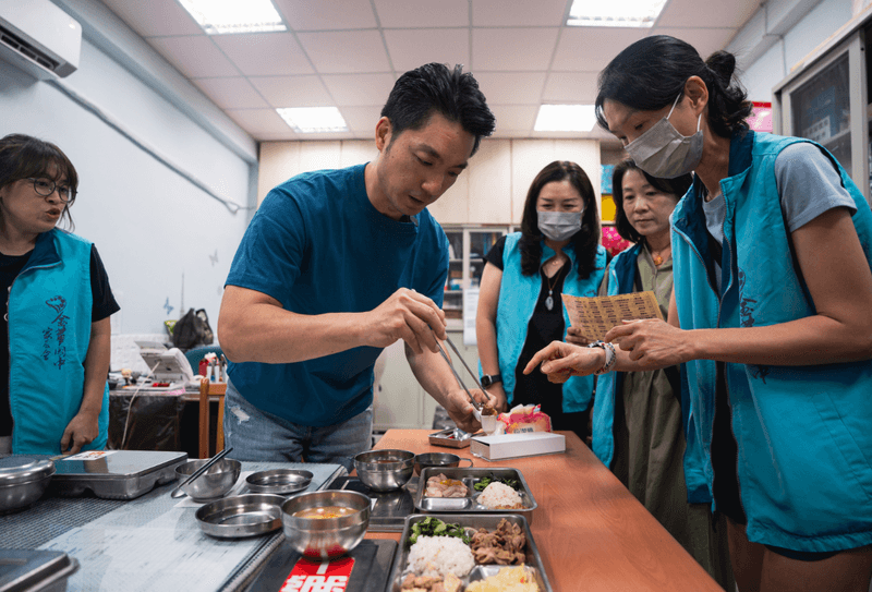 蔣萬安金華國中測午餐「鹹度」 網:想到韓總捧消毒水聞......(新聞配圖)