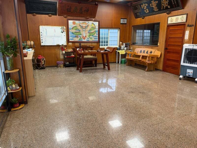竊賊兩度闖苗栗苑裡宮廟搜刮 拔走神明金牌項鍊「損失約百萬」(新聞配圖)