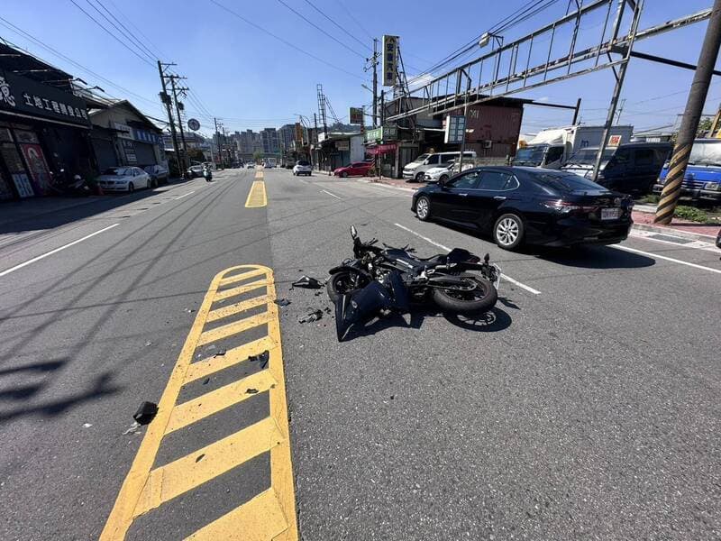 轎車外側突鬼切迴轉撞雙載機車 害情侶噴飛重摔將開罰(新聞配圖)