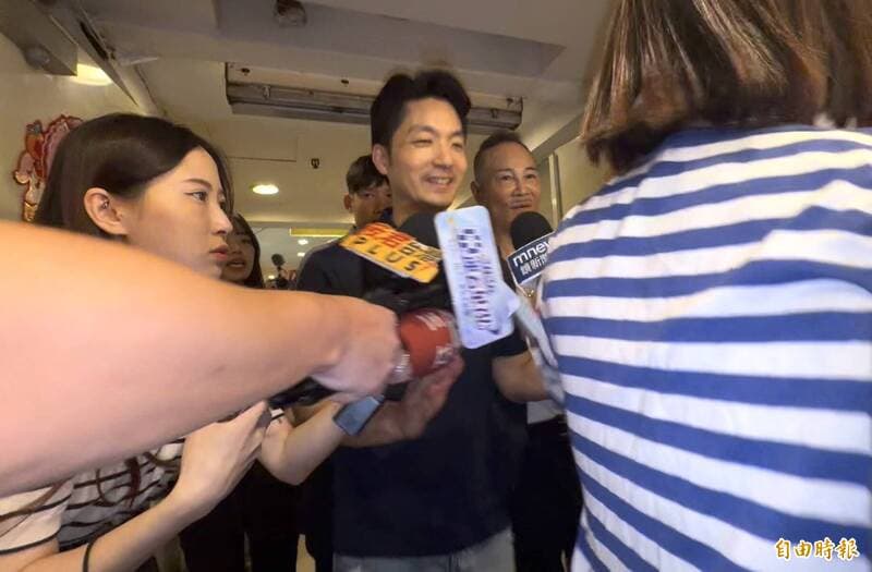 洪健益爆松山某國小近10人吃小卷不適 蔣萬安在「凍蒜」餐會未回應(新聞配圖)