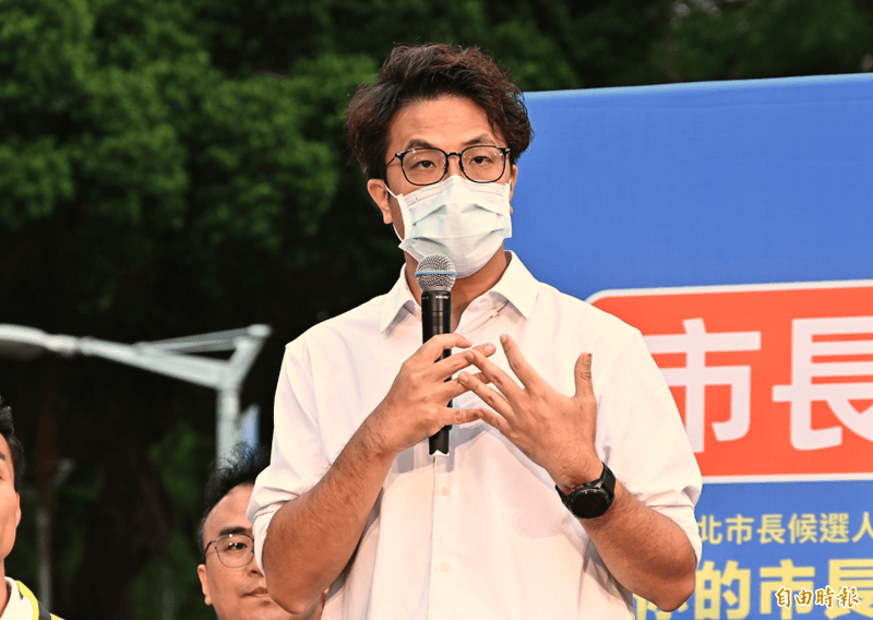 沈伯洋發燒戴口罩現身小巨蛋 網心疼:太疲累真的會生病(新聞配圖)