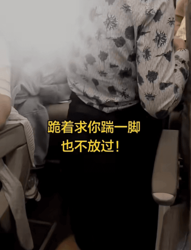 中國瘋傳東航空服員下跪道歉 內部人士:推餐車碰到乘客(新聞配圖)
