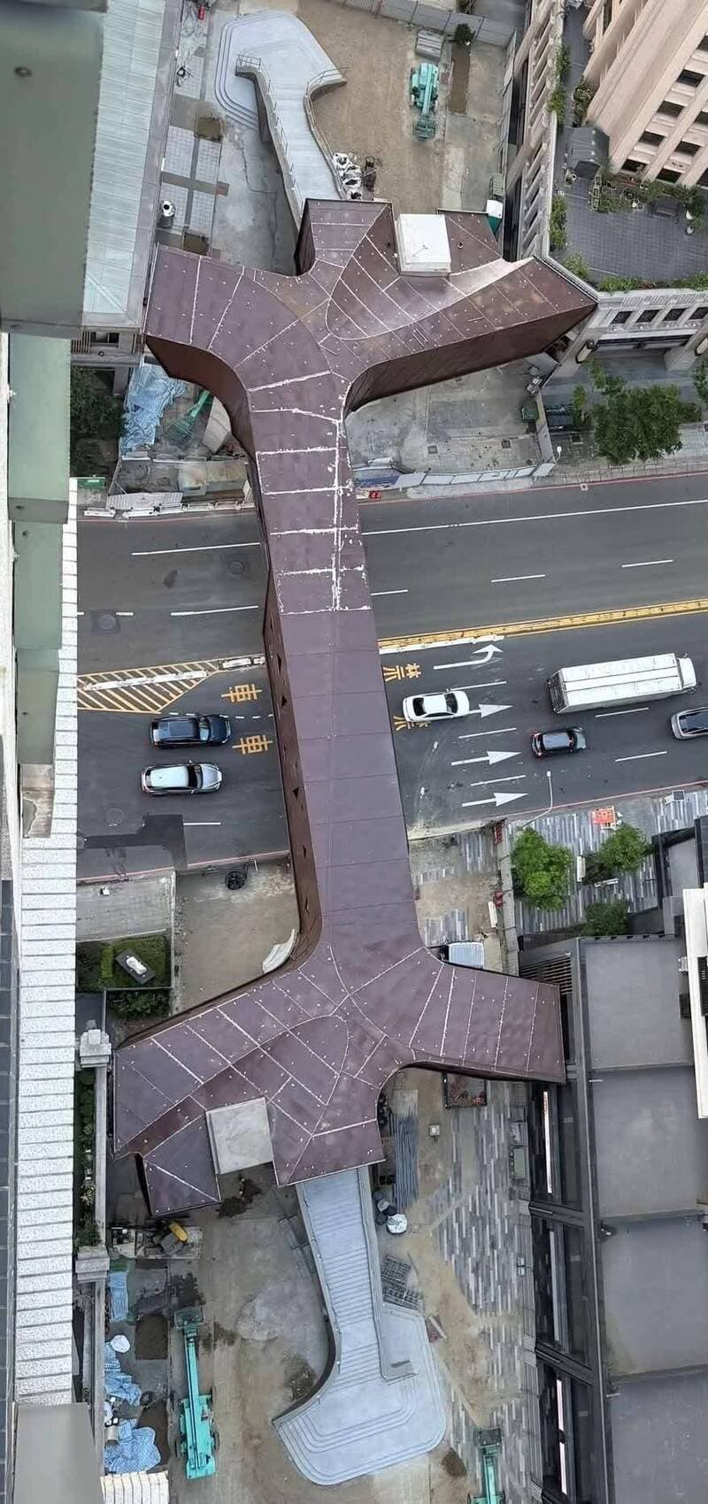 關埔慈雲空橋像「蟑螂屋」! 作家酸:高虹安繼續挖棒球場會好一點(新聞配圖)