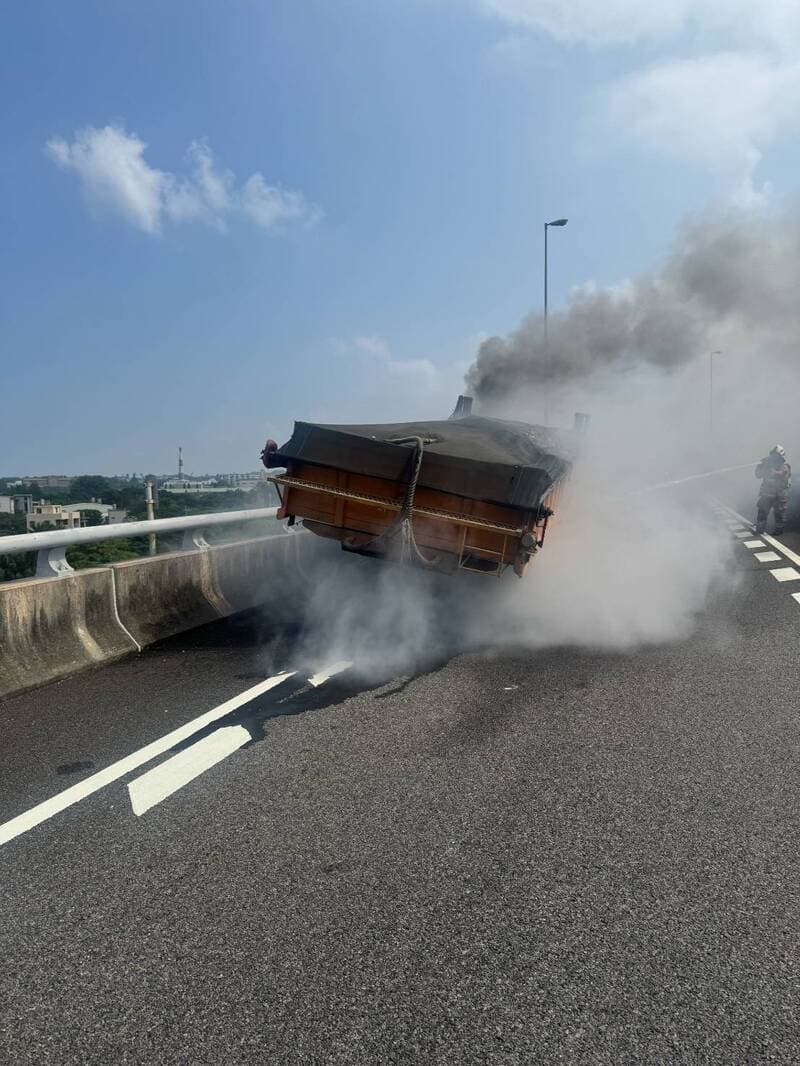 國3竹南段火燒車 土方半聯結車傳動軸起火濃煙直竄（新聞配圖）