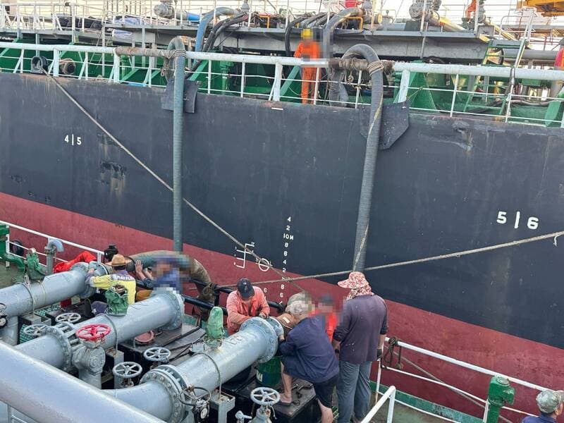 外海驚見「2船相連」!台中海巡登檢破獲非法駁油 違規畫面曝光(新聞配圖)