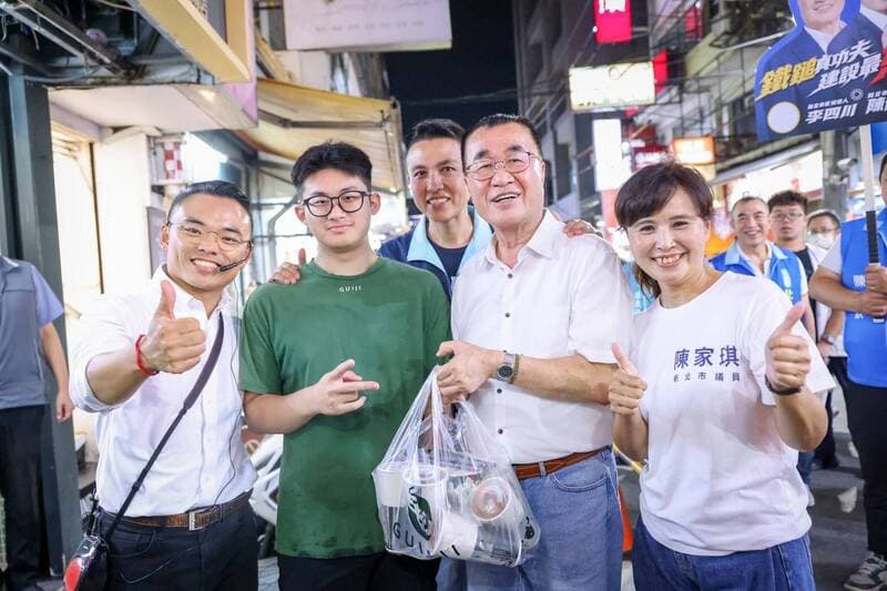 李四川英專路夜市掃街人氣旺 攤商送美食、牛仔褲應援(新聞配圖)