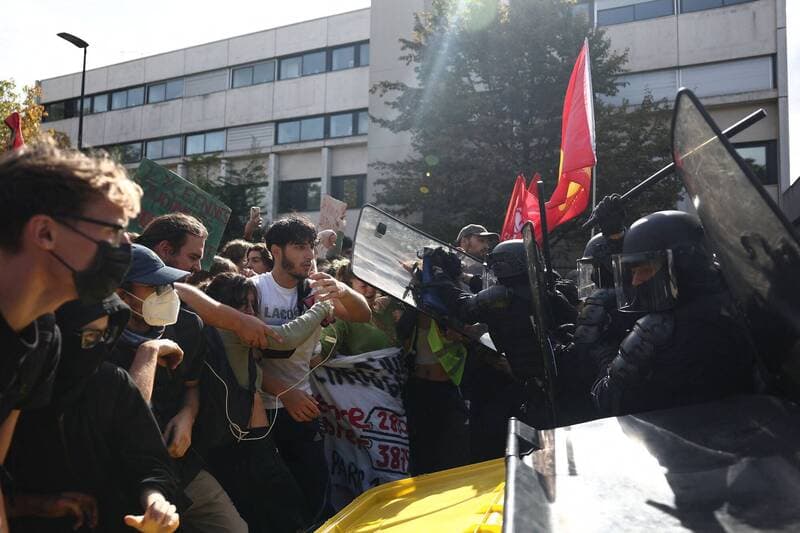 學生抗議政府撙節開支！法國學校遭縱火  校長被潑汽油（新聞配圖）