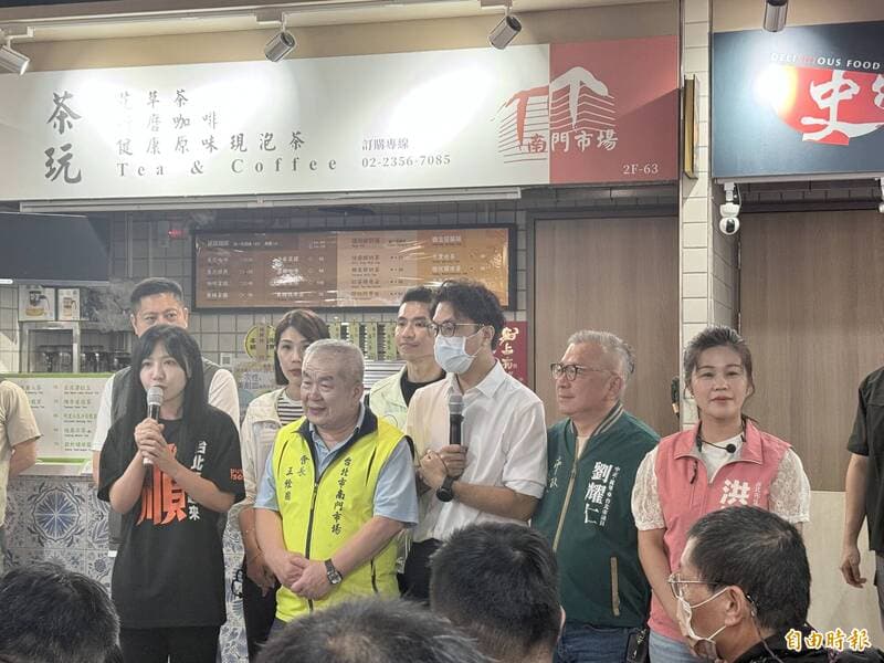 沈伯洋巧遇上次鬧場男!他這次送禮還喊「凍蒜」 互動影片曝(新聞配圖)