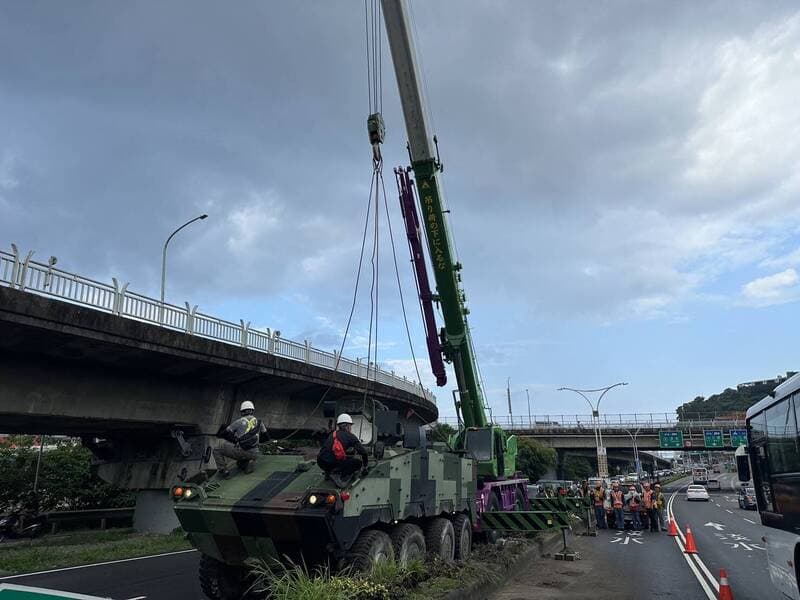 女軍官駕駛雲豹甲車撞關渡大橋分隔島!燈桿斷裂影響雙向交通(新聞配圖)