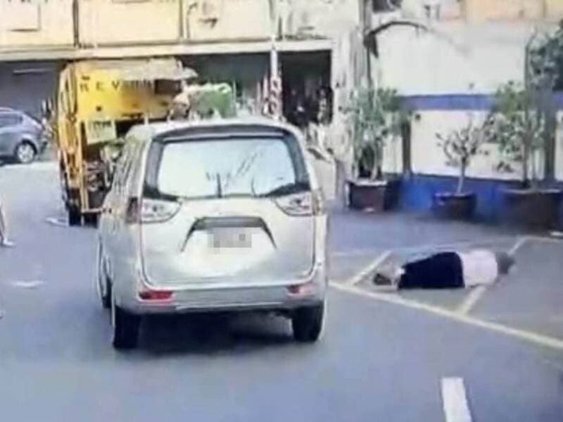 彰化8旬嬤丟垃圾倒地骨折!清潔隊遭控飆車 畫面曝真相(新聞配圖)