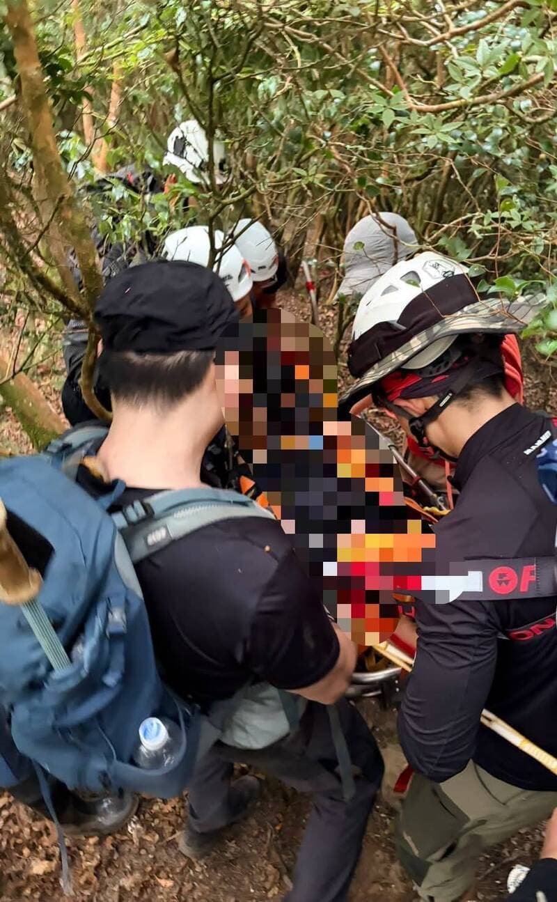 57歲山友攀登杜鵑嶺摔斷腿 21人出動連夜救下山（新聞配圖）