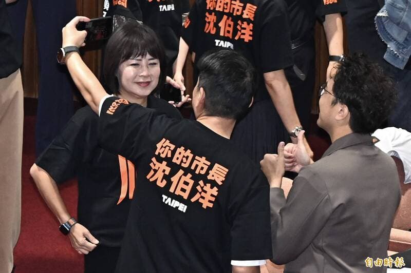 圖輯》「台北順起來」進立院 綠委穿順T力挺沈伯洋（新聞配圖）