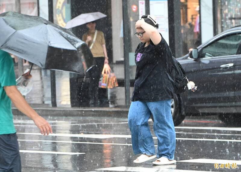 午後雨彈來襲!5縣市大雨特報 氣象署:注意雷擊、強陣風(新聞配圖)