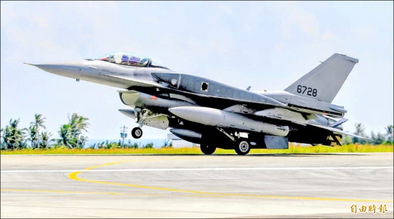 2架F-16 BLK70到家了 飛抵志航基地 依計畫接裝換訓（新聞配圖）