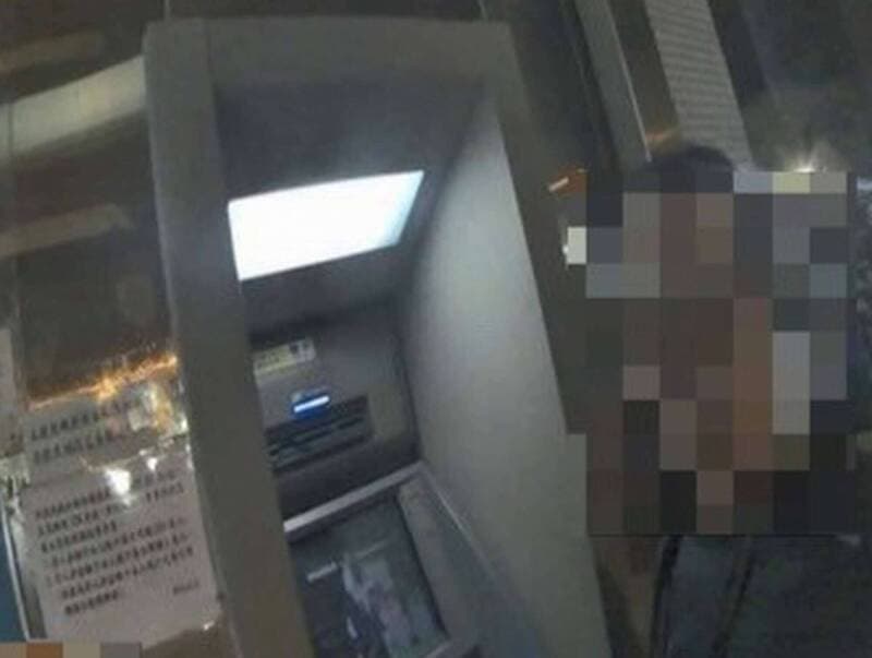 中秋買蛋黃酥要先匯3萬?彰化男深夜站ATM 巡警秒識破(新聞配圖)