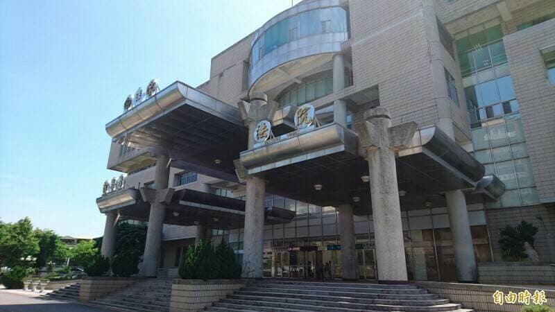 加油站員工依規詢問「為何自備油桶」 男下秒暴走揮舞鐵鎚(新聞配圖)