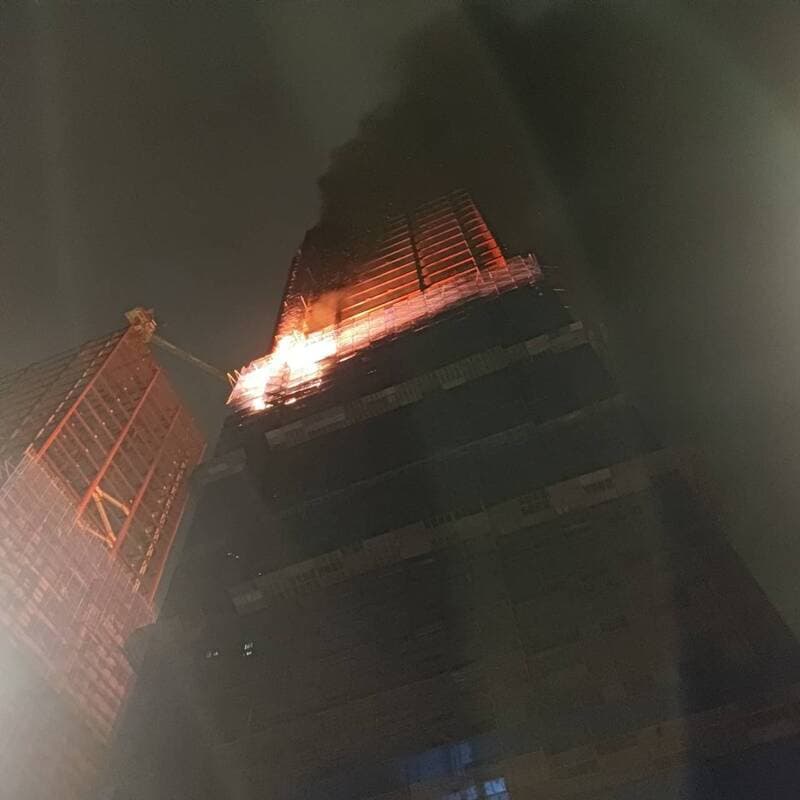 新店央北33樓建案工地深夜竄火煙!警消出動104人撲滅無人傷亡(新聞配圖)