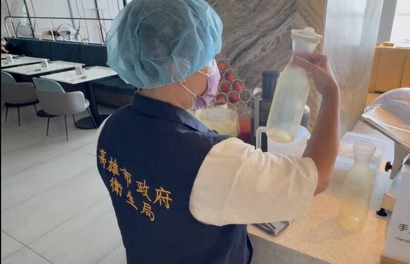 高雄某飯店被爆餐廳水壺髒污 衛生局突檢未見重大缺失(新聞配圖)