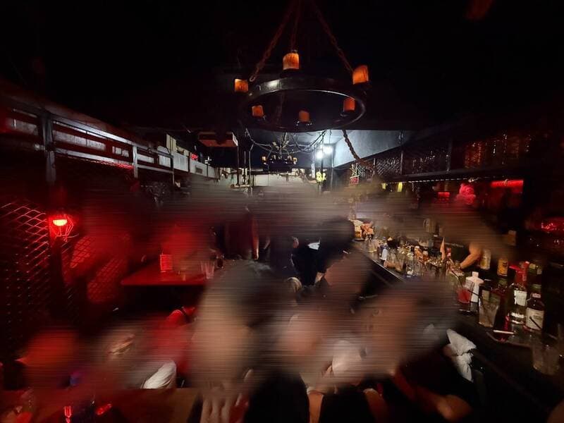 男同酒吧現場保險套滿地 萬華警方搜索帶回67人偵辦(新聞配圖)