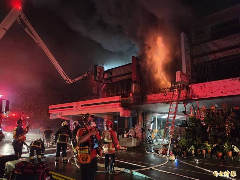 宜蘭員山建材行深夜大火 屋主父、妻及2小孩疑受困(新聞配圖)