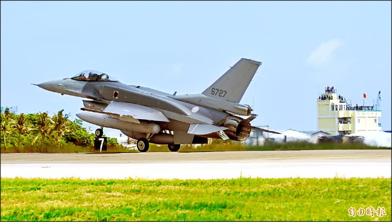 F-16新機首批抵台 顧立雄：年底前還有（新聞配圖）