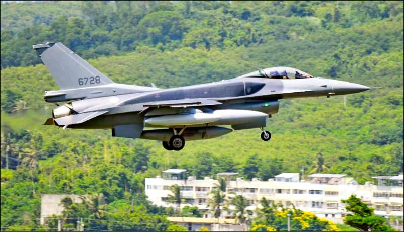F-16新機首批抵台 學者:美對台政策未變 國防自主仍須加速(新聞配圖)