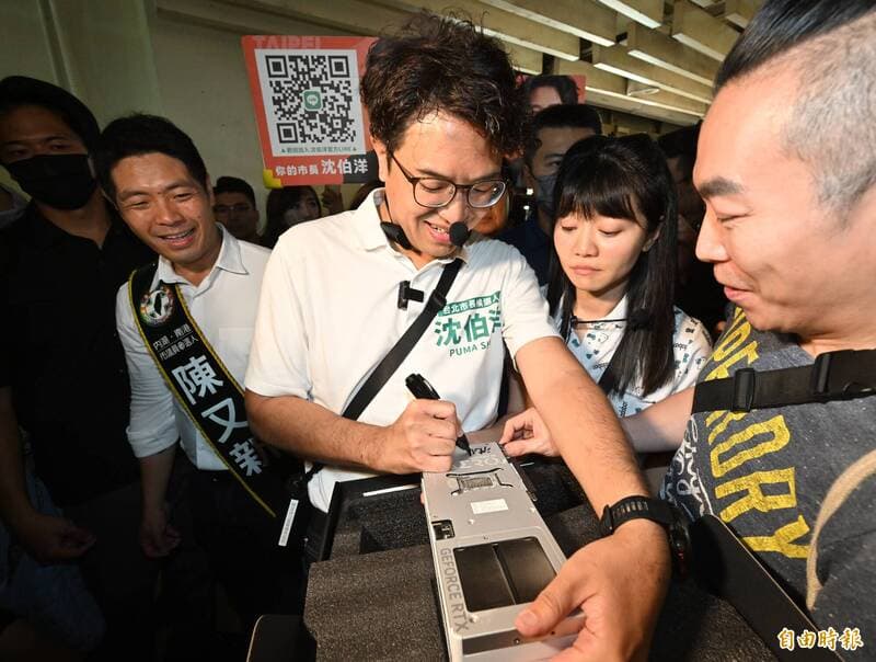 簽名筆隨時機動更換！沈伯洋曝原因：「都是她教我的」（新聞配圖）
