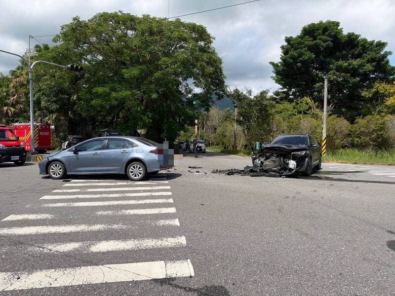 花蓮壽豐路口疑闖紅燈撞車 80歲婦命危送醫(新聞配圖)